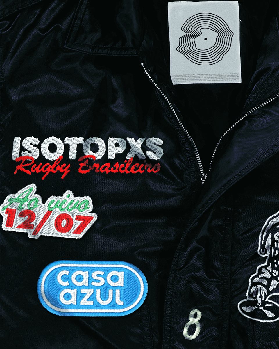 Patches de shows anteriores costurados na jaqueta da banda